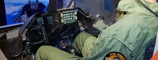 Réplique d'un F-16 Fighting Falcon.