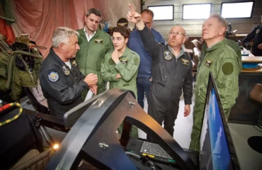 Briefing de groupe pour un événement team building aviation en entreprise.