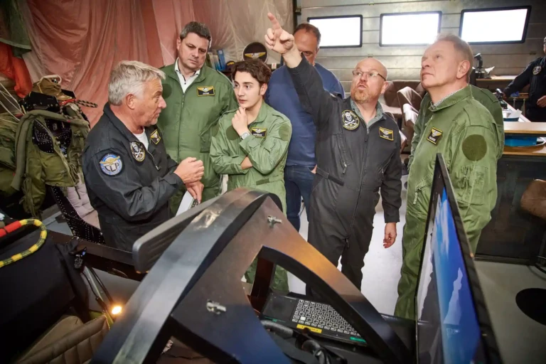 Briefing de groupe pour un événement team building aviation en entreprise.