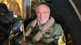 Client souriant dans le simulateur F-14 topgun de Flight Experience à Nivelles