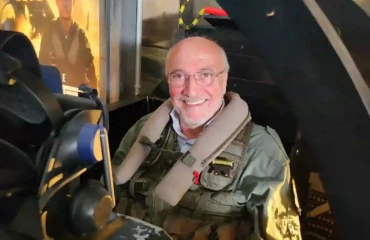 Client souriant dans le simulateur F-14 topgun de Flight Experience à Nivelles